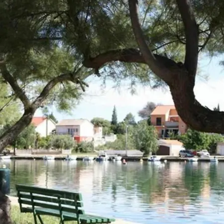 Vacation Home Labudica Near Sibenik, 3 Sobe ヴィラ Raslina