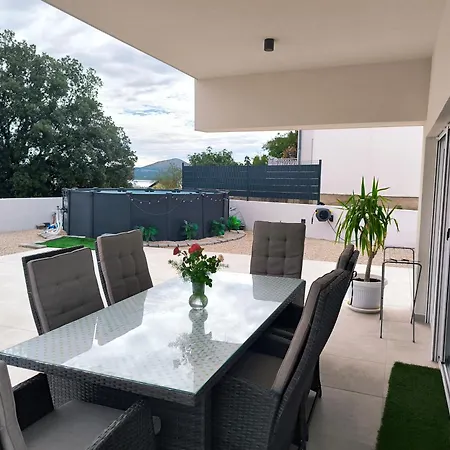 Vacation Home Labudica Near Sibenik, 3 Sobe ヴィラ Raslina