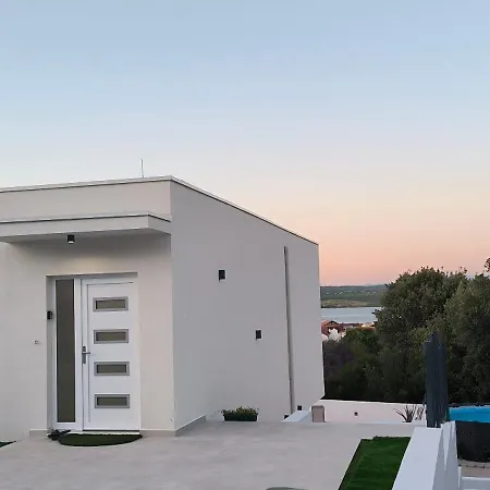 Vacation Home Labudica Near Sibenik, 3 Sobe