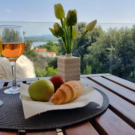 Vacation Home Labudica Near Sibenik, 3 Sobe ヴィラ *