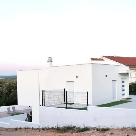 Vacation Home Labudica Near Sibenik, 3 Sobe ヴィラ