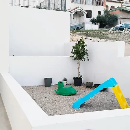 Vacation Home Labudica Near Sibenik, 3 Sobe Raslina