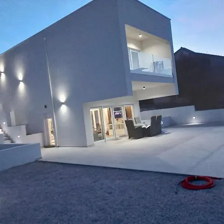 Vacation Home Labudica Near Sibenik, 3 Sobe ヴィラ