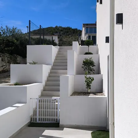 Vacation Home Labudica Near Sibenik, 3 Sobe ヴィラ *