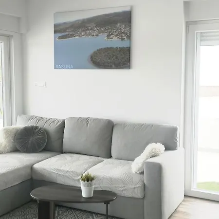 Vacation Home Labudica Near Sibenik, 3 Sobe ヴィラ *