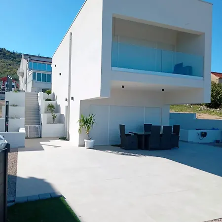 Вилла Vacation Labudica Near Sibenik, 3 Sobe *