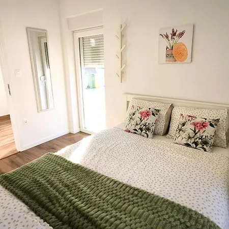 Villa Vacation Labudica Near Sibenik, 3 Sobe Raslina