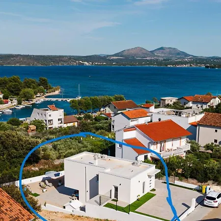 Vacation Labudica Near Sibenik, 3 Sobe