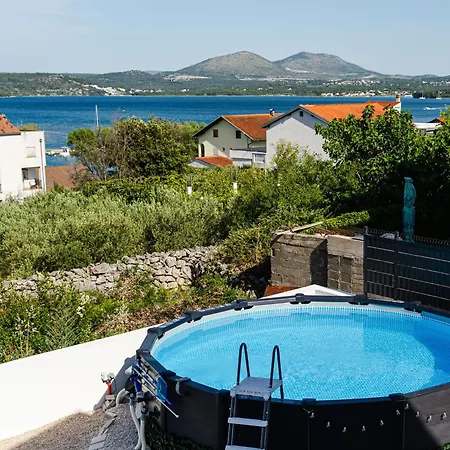 Vacation Labudica Near Sibenik, 3 Sobe