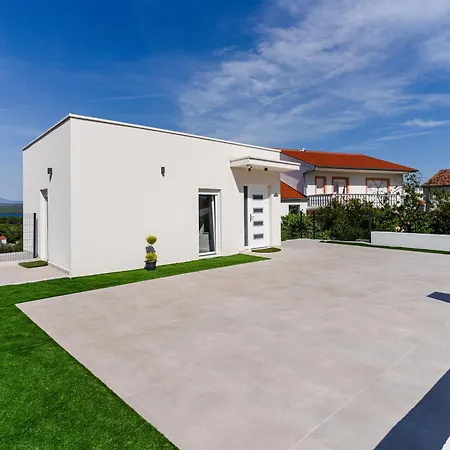 Вилла Vacation Labudica Near Sibenik, 3 Sobe Raslina