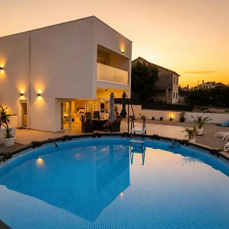 Vacation Labudica Near Sibenik, 3 Sobe