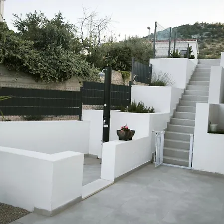 Villa Vacation Labudica Near Sibenik, 3 Sobe Raslina