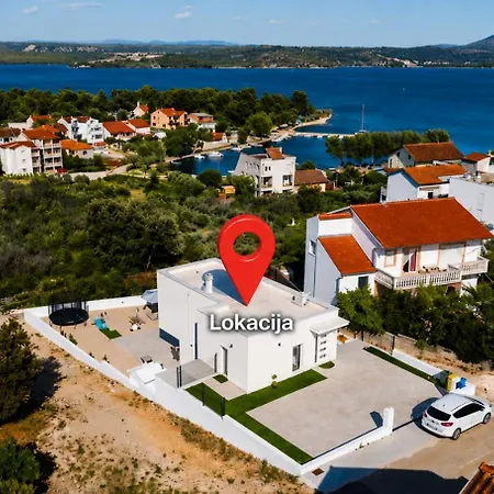 Vacation Labudica Near Sibenik, 3 Sobe * Raslina