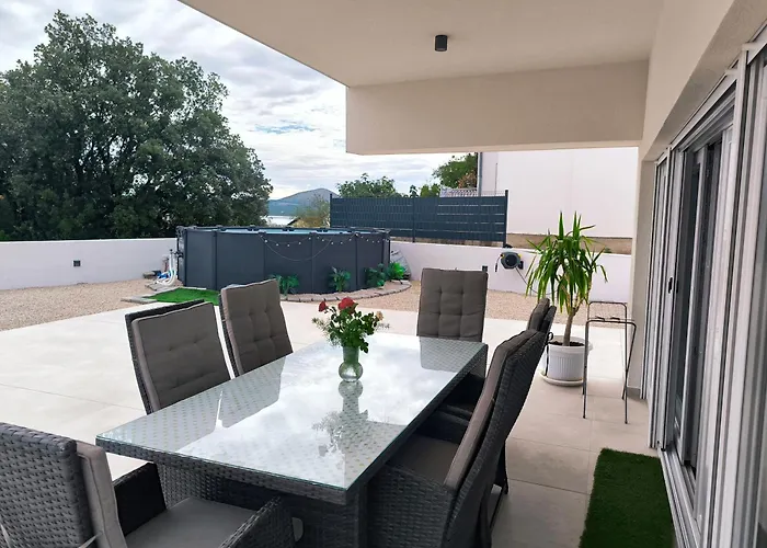 Vacation Labudica Near Sibenik, 3 Sobe Villa Raslina