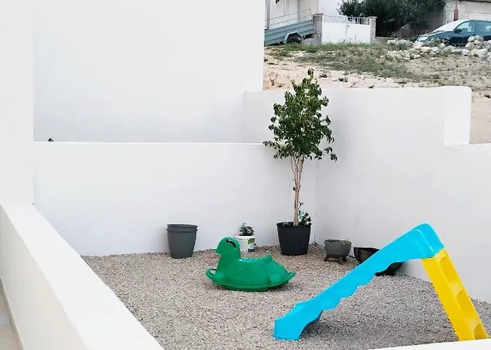 Vacation Labudica Near Sibenik, 3 Sobe Raslina