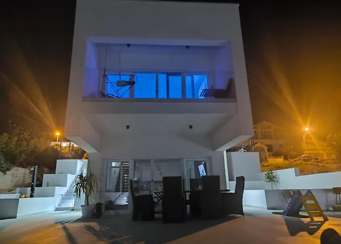 Vacation Labudica Near Sibenik, 3 Sobe Raslina