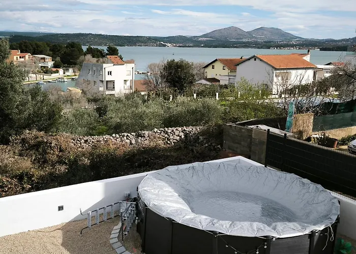 Vacation Labudica Near Sibenik, 3 Sobe *