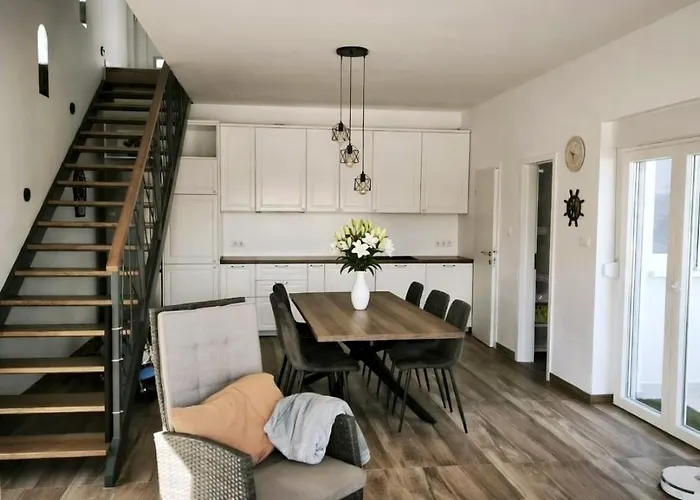 Vacation Labudica Near Sibenik, 3 Sobe Raslina